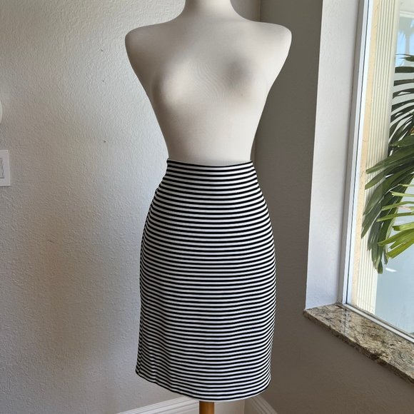 Guess black & white striped skirt with full zip back - Picture 1 of 3